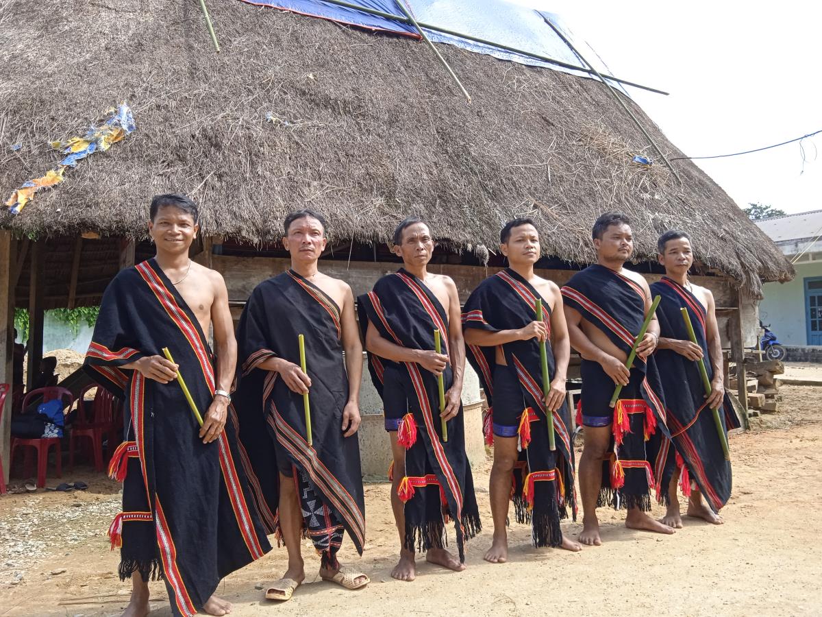 Nghệ nhân Đing Tút Thôn Đắc Tà Vâng bên nhà (moong) văn hóa thôn